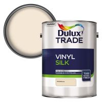 Dulux Trade Vinyl Silk Emulsion Magnolia 5ltr
