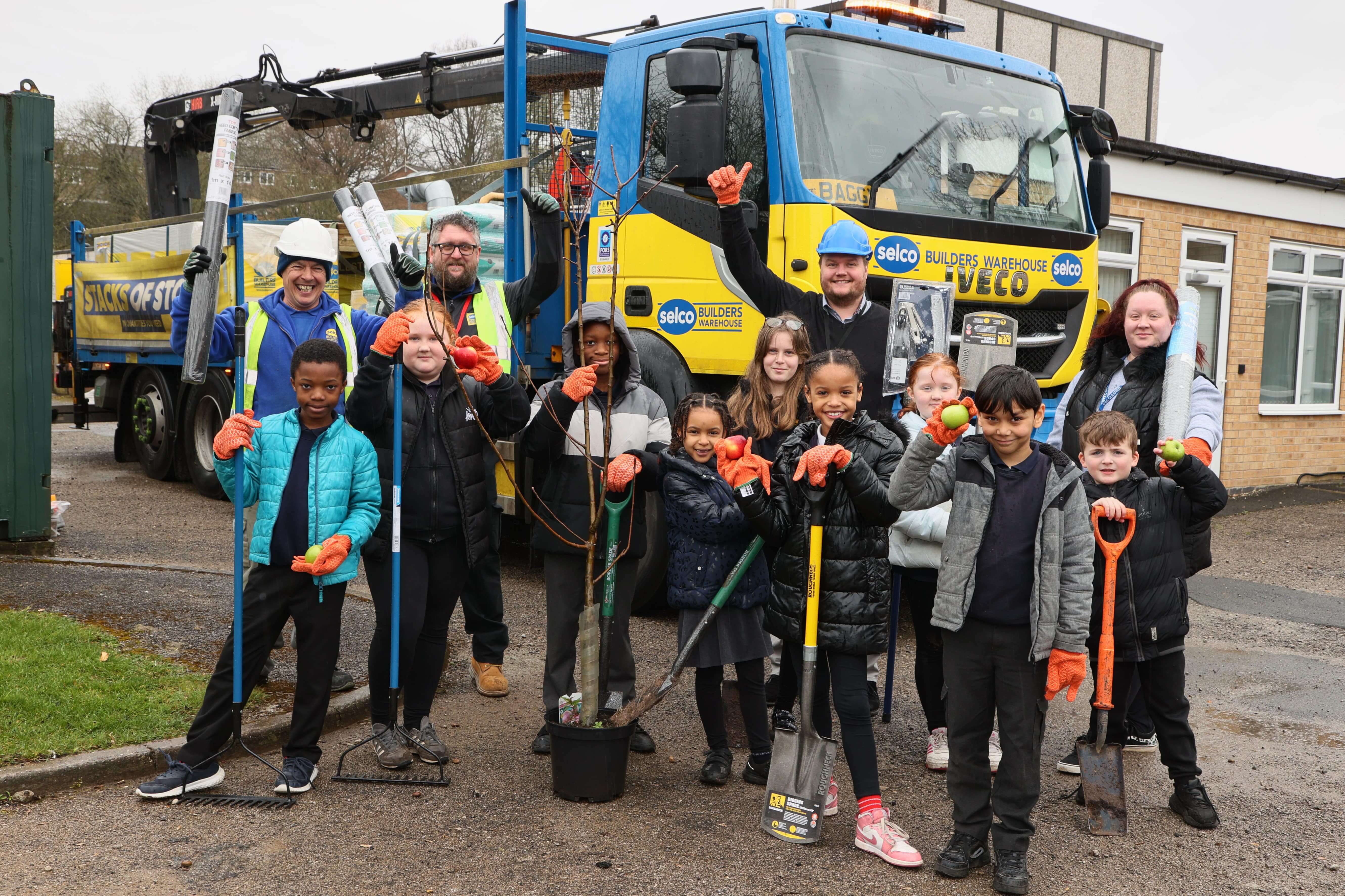 Nottingham Primary School pupils and Selco staff